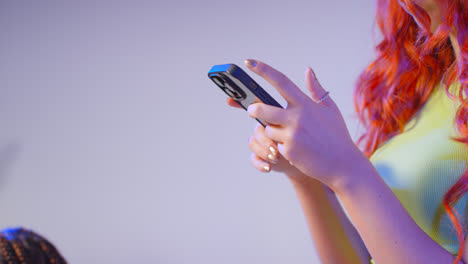 Nahaufnahme-Einer-Gruppe-Junger-Frauen-Der-Generation-Z,-Die-Gaming-Streaming-Betreiben-Und-Soziale-Medien-Auf-Dem-Mobiltelefon-Nutzen